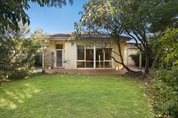 The Glen Iris home fetched $2,205,000.
