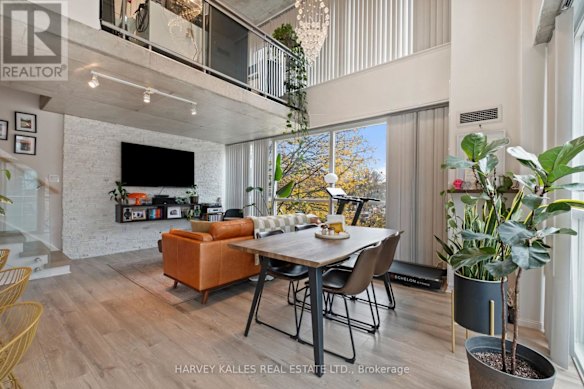 Este condomínio está localizado na King West, no centro de Toronto, conhecido por suas lojas e restaurantes.