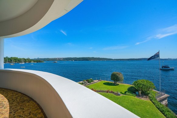 The landmark house is set on a promontory of 1270 square metres in Vaucluse.