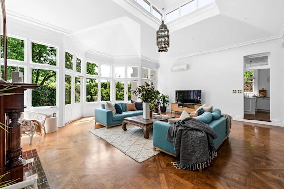 The residence comes with high ceilings. 