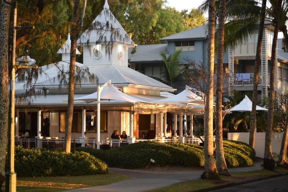 Relax with top-notch cocktails on the verandah of this Cairns stalwart.