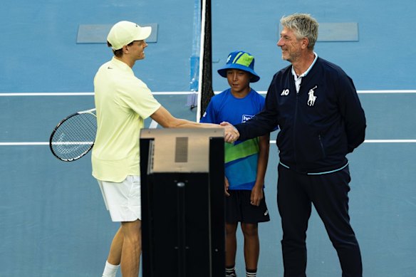Umpire John Blom and the World No.1 Jannik Sinner to Australian opening. 