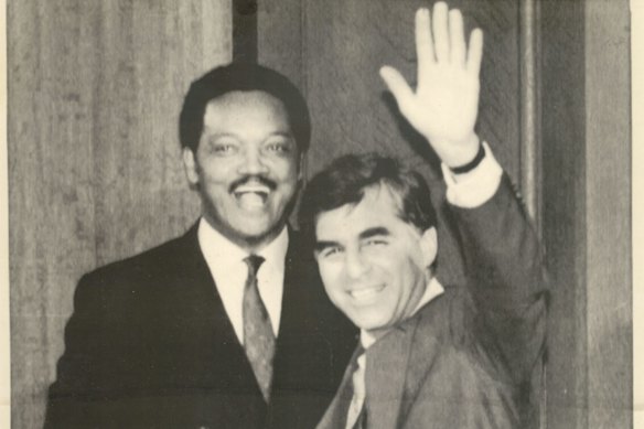 Jesse Jackson e il collega aspirante alla presidenza David Dukakis nel 1988.