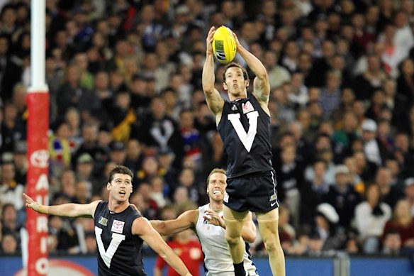 Bob Murphy marks for the Big V during the 2008 Hall of Fame Tribute match.