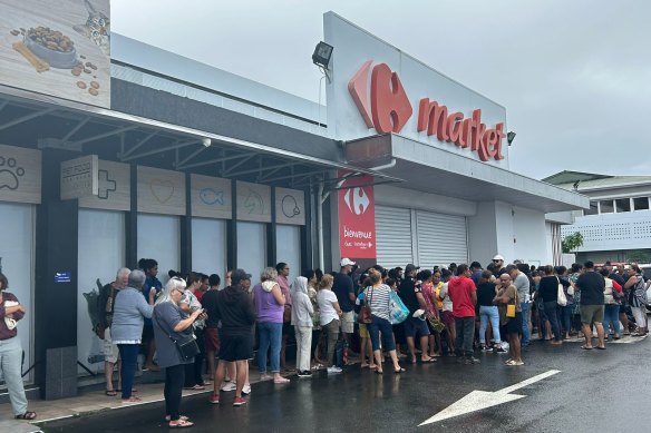 Long queues outside a supermarket in New Caledonia after this weeks’ riots. 