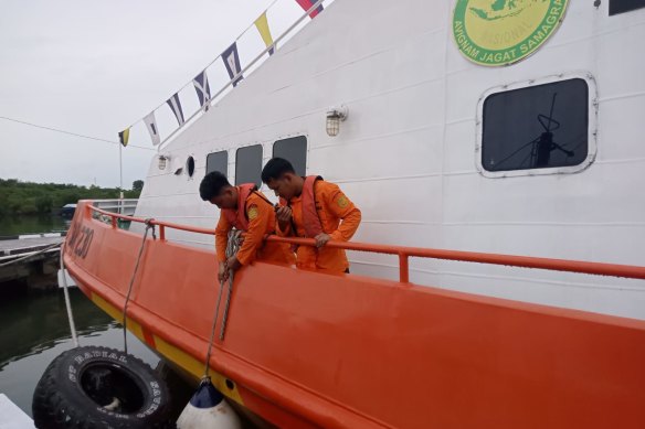 Più di 20 poliziotti e personale militare sono coinvolti nella squadra di soccorso.