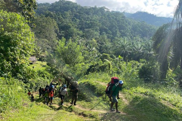 The prime ministers’ entourage makes it way up the Kokoda Track. 