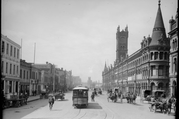 Looking east down Flinders Street with the old fish market (demolished in 1956) in the right foreground, circa 1909. 