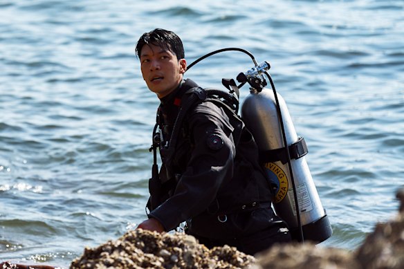 Policeman Hwang Jun-ho (Wi Ha-joon) is relentless in his quest to find his brother.