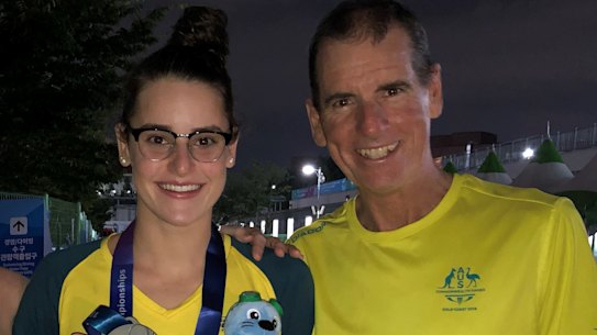 Kaylee McKeown, with her silver medal at the world championships in 2019, is pictured with her late father Sholto and mum Sharon.