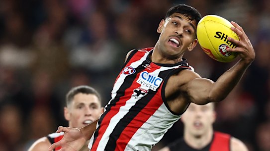 Nasiah Wanganeen-Milera do Saints marca a bola.