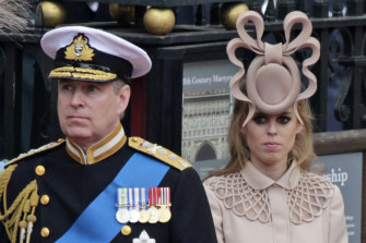 Pangeran Andrew, kiri, dan putrinya Putri Beatrice di pernikahan Pangeran William dan Kate Middleton pada 2011.