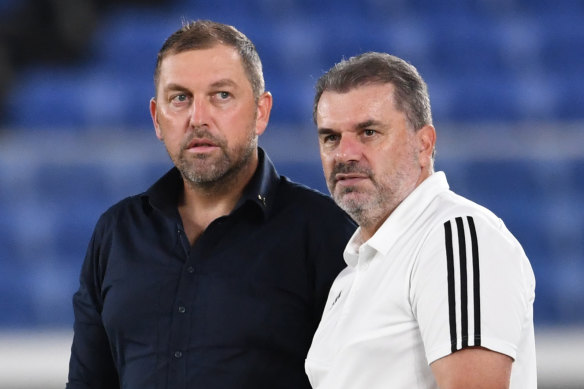 Peter Cklamovski and his long-time mentor, Ange Postecoglou, after a match between Shimizu S-Pulse and Yokohama F. Marinos.