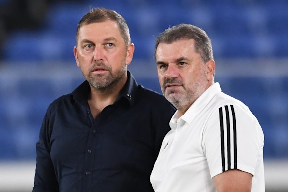 Peter Cklamovski and his long-time mentor, Ange Postecoglou, after a match between Shimizu S-Pulse and Yokohama F. Marinos.