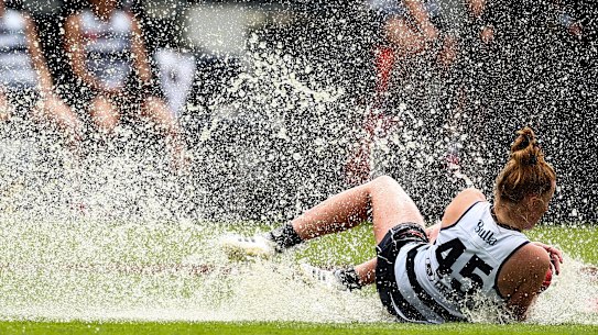 Geelong’s Aishling Moloney marks the ball in the tough conditions.