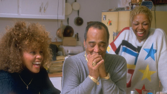 Singer Whitney Houston (R) with mother Cissy and father John sitting at kitchen table at home.    (Photo by Dirck Halstead/Getty Images) Whitney Houston and father and mother