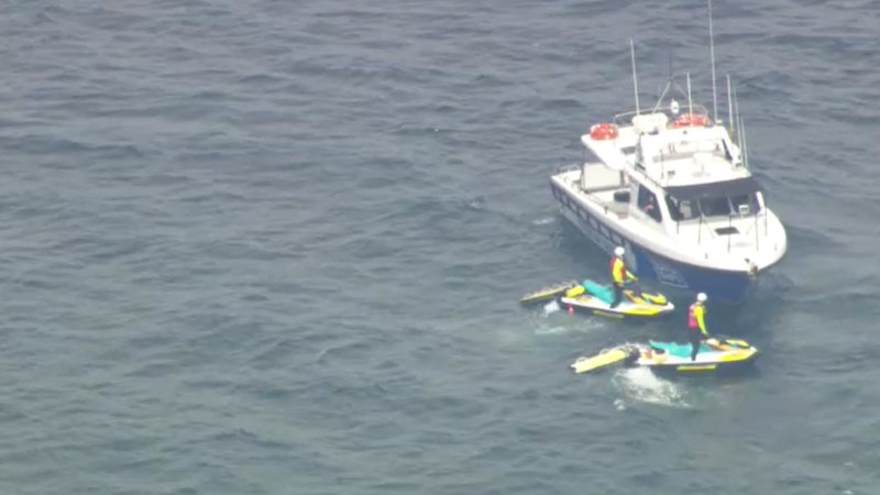 Jet ditches into Port Phillip Bay after midair collision, search continues