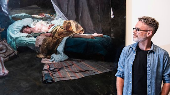 Winning artist of the Archibald Packing Room Prize 2026, Sean Layh, with his work, an in-performance portrait of actor Jacob Collins as Hamlet.
