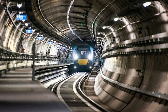 Um trem de teste passa pelo túnel do metrô em setembro.