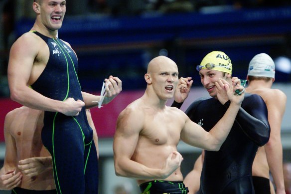 Michael Klim performs his air guitar celebration alongside Ian Thorpe and his Australian teammates after beating the US to take gold.
