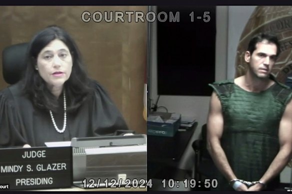 A juíza do Tribunal do Circuito de Miami Dade, Mindy S. Glazer, é vista em vídeo presidindo a primeira aparição de Alon Alexander no tribunal. 