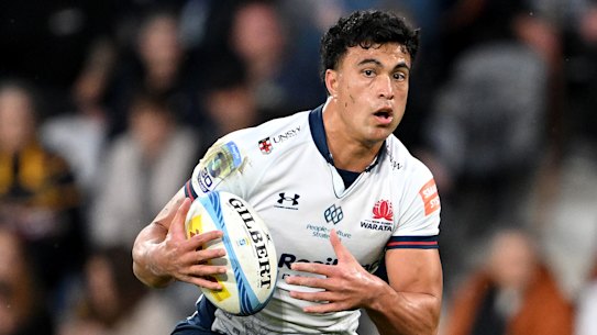 DUNEDIN, NOVA ZELÂNDIA - 09 DE MAIO: Joseph-Aukuso Sualii do NSW Waratahs avança durante a partida da Rodada 13 do Super Rugby entre os Highlanders e os NSW Waratahs no Forsyth Barr Stadium em 09 de maio de 2026 em Dunedin, Nova Zelândia. (Foto de Joe Allison/Getty Images)