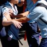 父母auto-email回复学校的关键决定驱逐欺负的男孩