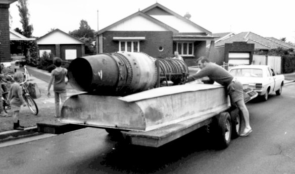 Ken Warby with a jet engine as he prepared his record attempt.