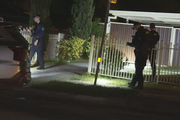 Os policiais vasculham a cena depois de interromper uma festa em casa.