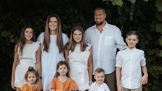 Pippa White with parents Annah and Brock, sisters Tamika, Sophie, and Lucy, twin brother Leo, and brother Bodhi.
