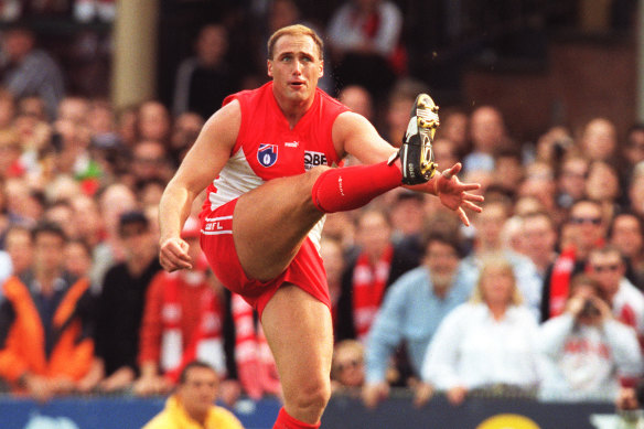 Tony Lockett kicking his 1300 goal.