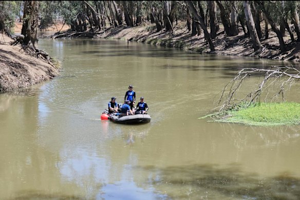 A polícia faz buscas em um canal perto do Lago Cargelligo.