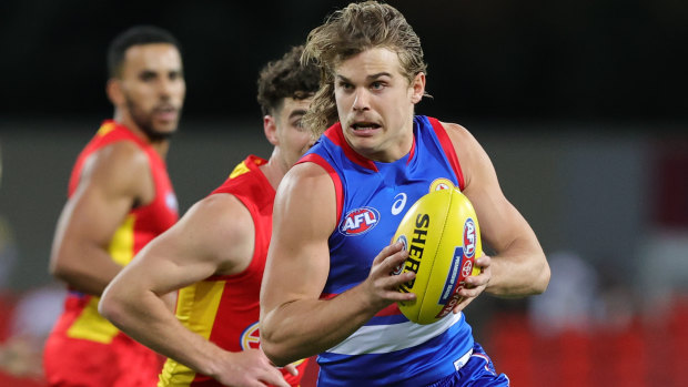 Bailey Smith assesses his options against the Gold Coast Suns.