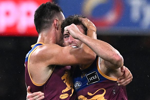 Hugh McCluggage celebrates with Noah Answerth.