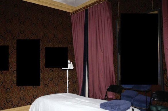 A sala de estresse tinha pinturas nuas e você está abastecido com lubrificação.