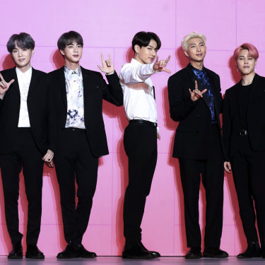 K-Pop 樂隊 BTS 於 2019 年 4 月在美國音樂排行榜上首次亮相，這是第一個這樣做的韓國樂隊。
