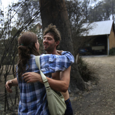 Jennifer and Mark embracing as they are reunited. 