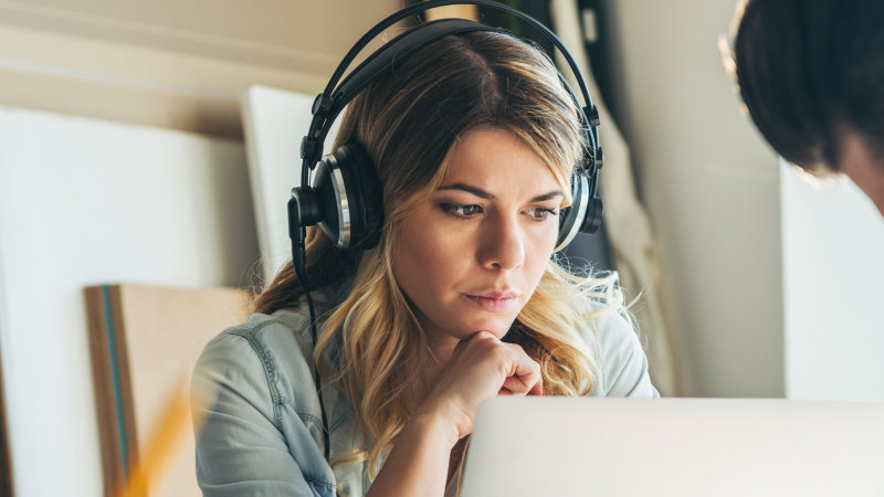 Does wearing headphones in the office equal do not disturb