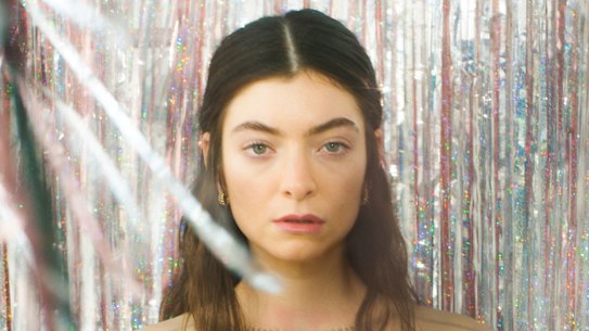 Lorde told her fans to meet her in a New York park … so they did. 