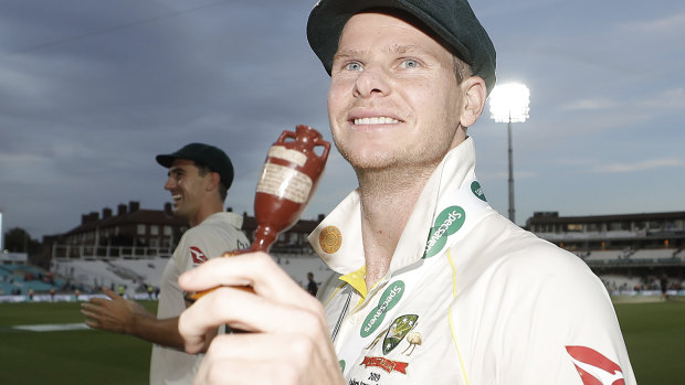 Steve Smith celebrates with the Urn after Australian drew the series to retain the Ashes.