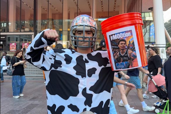 L'appassionato di sport Nick Conforti fuori dal Madison Square Garden per una festa per la partita 2.