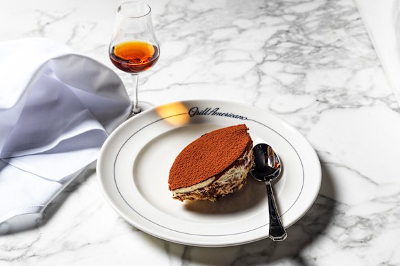 Una cucharada de tiramisú, que se sirve en un cuenco grande al lado de la mesa. 