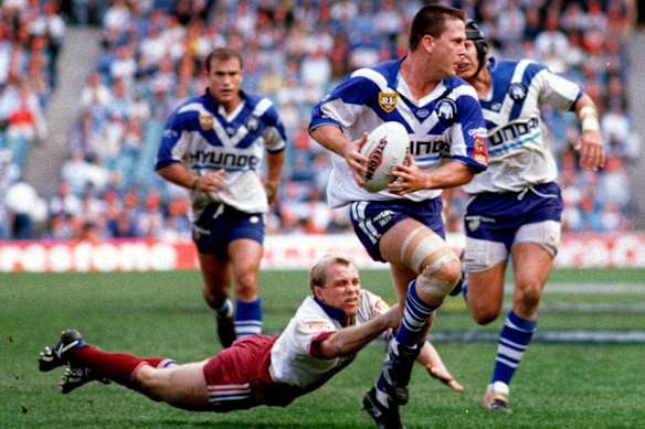 Canterbury’s Jason Smith leaves Geoff Toovey in the dust during the 1995 grand final.