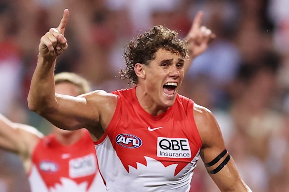 A estrela cadente Charlie Curnow comemora um dos três gols de Sydney contra Carlton.