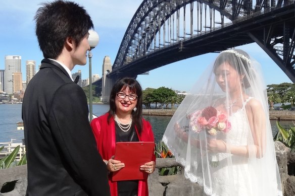 Marriage celebrant Nitza Lowenstein (centre).