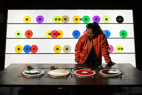Carsten Nicolai’s bausatz-noto invites visitors to create their own mixes using four turntables. 