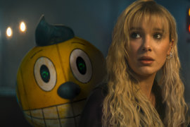 Cosmo the robot (voiced by Alan Tudyk) and Millie Bobby Brown as Michelle in The Electric State.