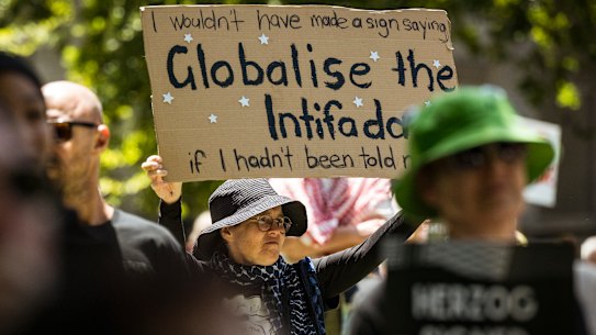 Um manifestante segura uma placa que diz 