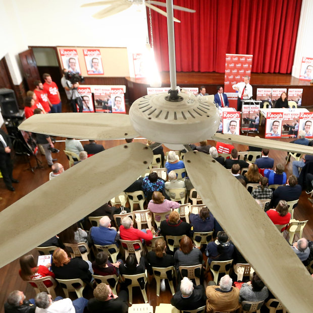 Bill Shorten addresses a crowd at Armadale Town Hall in Western Australia.