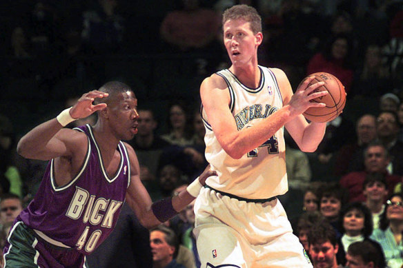 Shawn Bradley in action for the Mavericks in 1997.  He spent eight seasons with the Dallas NBA franchise.
